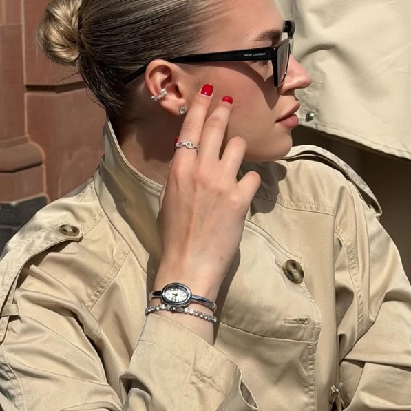 Relógio com bracelete prateado elegante – mostrador branco em forma de banheira, acessório de destaque para mulheres