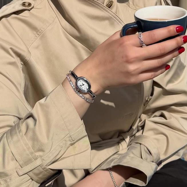 Relógio com bracelete prateado elegante – mostrador branco em forma de banheira, acessório de destaque para mulheres