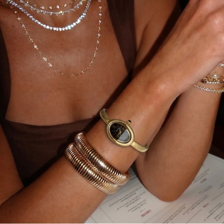 Relógio de pulso feminino preto com caixa tonneau dourada e pulseira rígida – elegante relógio de quartzo