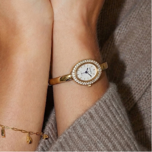 Relógio feminino dourado com bracelete rígido oval com cristal – mostrador branco elegante