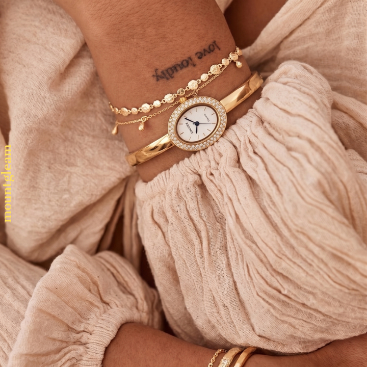 Relógio feminino dourado com bracelete rígido oval com cristal – mostrador branco elegante