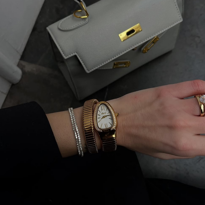 Relógio com pulseira rígida dourada com cabeça de cobra – Mostrador Serpenti branco