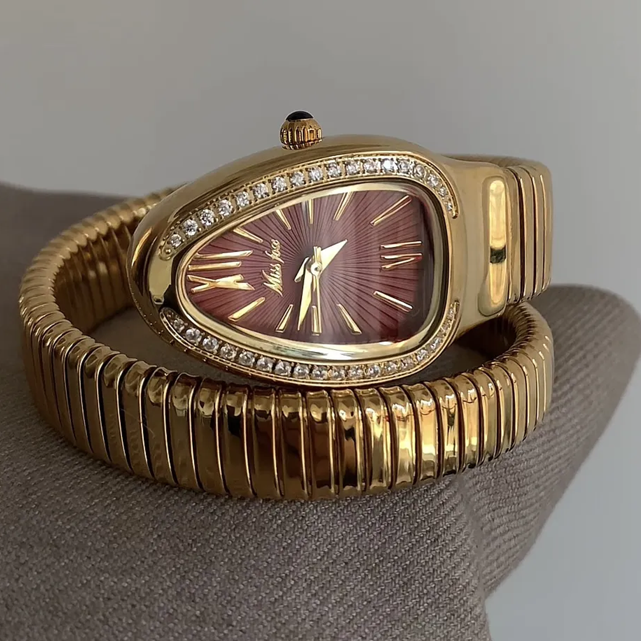 Relógio de pulso com pulseira de serpente dourada – Mostrador vermelho, cabeça de serpente cravejada de diamantes