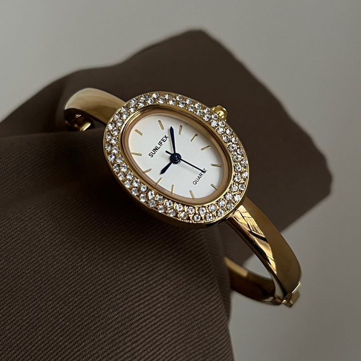 Relógio feminino dourado com bracelete rígido oval com cristal – mostrador branco elegante