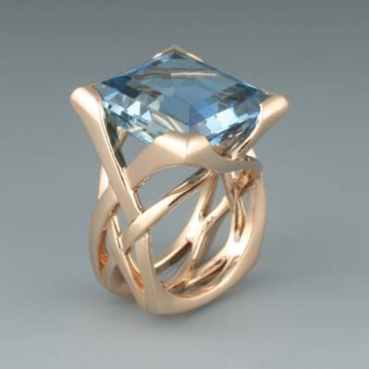 Anel vintage em ouro rosa com zircónia azul