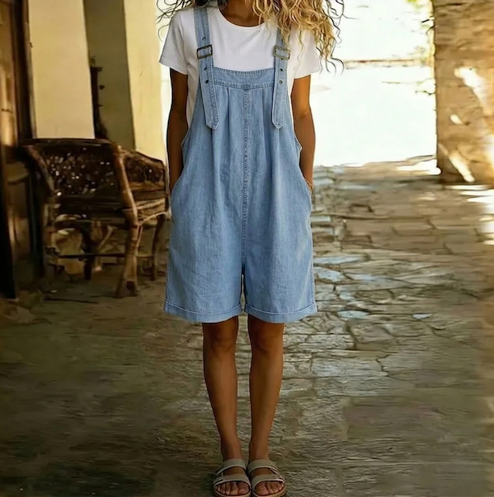 Clara™ | Jardineira curta em jeans azul-claro