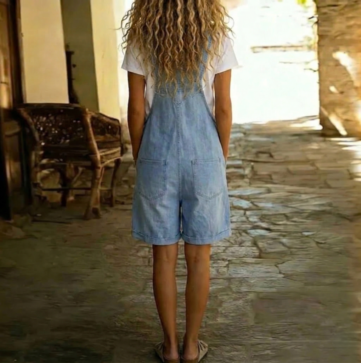 Clara™ | Jardineira curta em jeans azul-claro