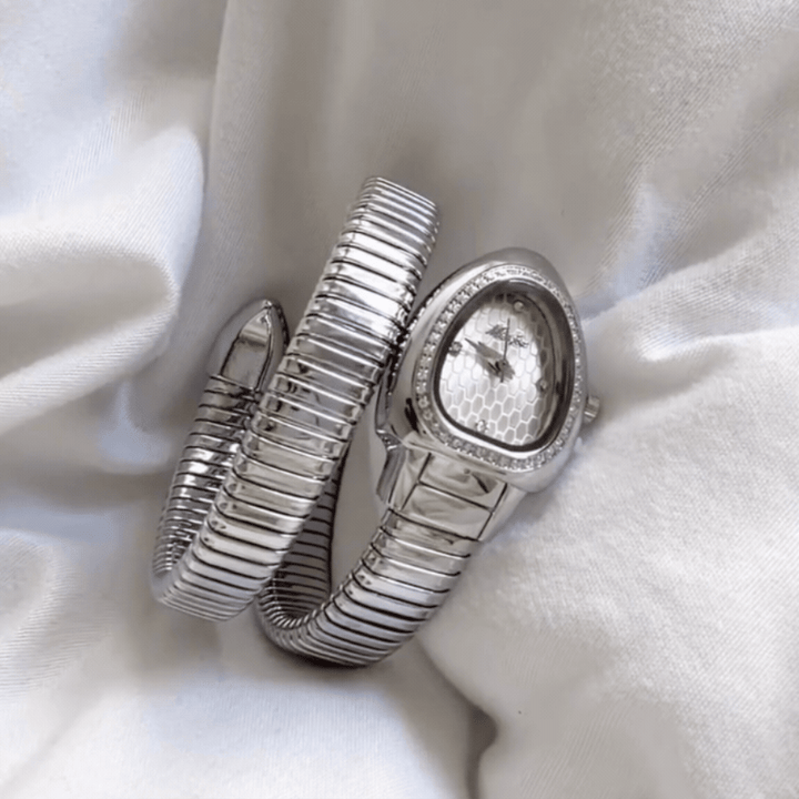 Relógio Serpenti Envolvente Prateado – Relógio de Pulseira com Cabeça de Cobra e Mostrador Gravado