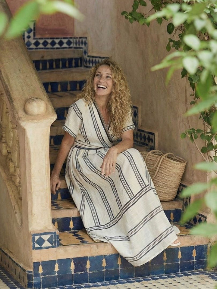Thalassa | Vestido midi com decote em V, manga curta e cintura envolta