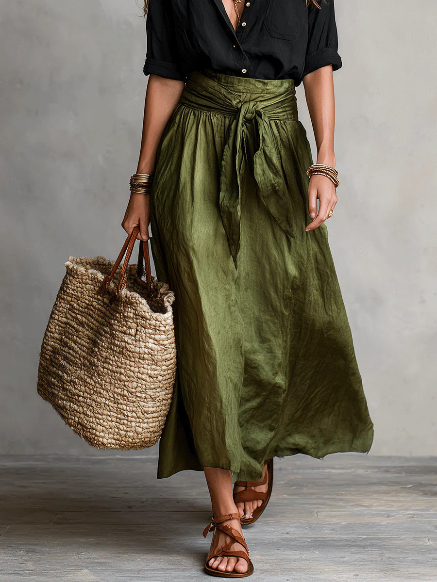Vera | Conjunto de duas peças: camiseta preta e saia midi verde-oliva